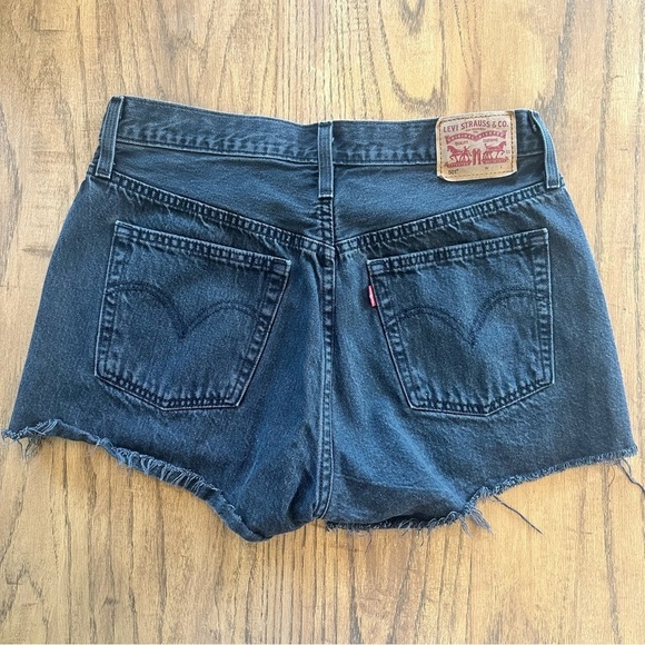 Levi 501 Jean Cut Off Shorts Raw Hem Button Fly Black Denim Size 30 Women’s - Picture 10 of 12